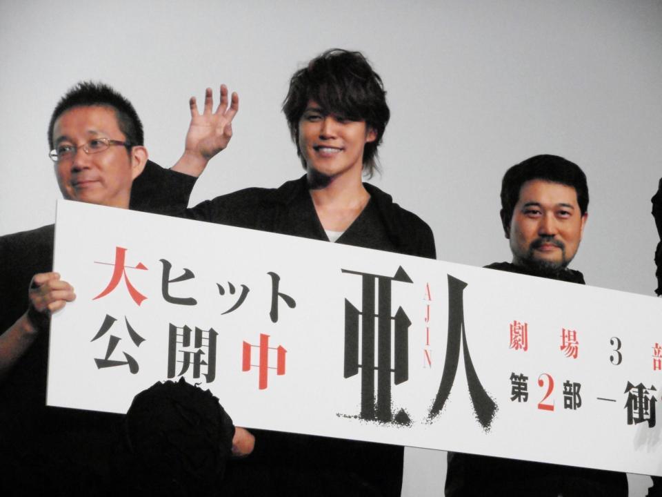 映画「亜人－衝突－」の初日舞台あいさつを行った（左から）安藤裕章監督、宮野真守、瀬下寛之総監督＝東京・ＴＯＨＯシネマズ新宿
