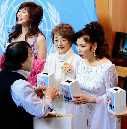 チャリティーショーを終え、募金活動を行う（右から）八代亜紀、倍賞千恵子、山本リンダ＝東京・渋谷