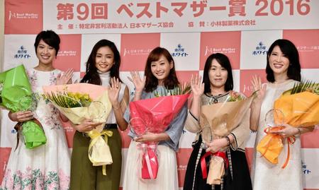ベストマザー賞を受賞した（左から）浅尾美和、滝沢眞規子、藤本美貴、湊かなえ氏、友利新＝東京・築地