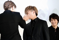 岩田剛典（左）に闘魂注入のビンタを受ける佐藤大樹＝東京・丸の内ピカデリー（撮影・園田高夫）