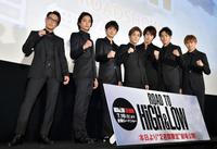 ガッツポーズをする（左から）今市隆二、佐藤寛太、町田啓太、岩田剛典、鈴木伸之、山下健二郎、佐藤大樹＝東京・丸の内ピカデリー（撮影・園田高夫）