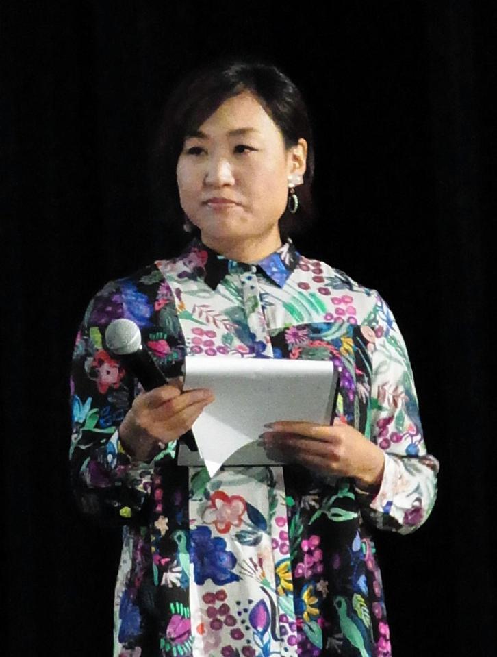 真剣な表情で初の司会に臨む南海キャンディーズの山崎静代＝東京・丸の内ＴＯＥＩ(1)