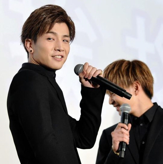 佐藤大樹（右）に闘魂注入のビンタをする前に冷たい笑顔を一瞬見せる岩田剛典＝東京・丸の内ピカデリー（撮影・園田高夫）