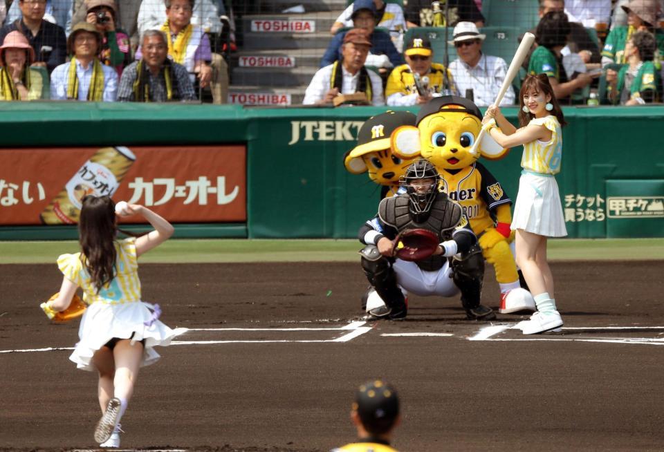 ＮＭＢの川上千尋が投げ、バットを構える木下春奈＝甲子園（撮影・田中太一）