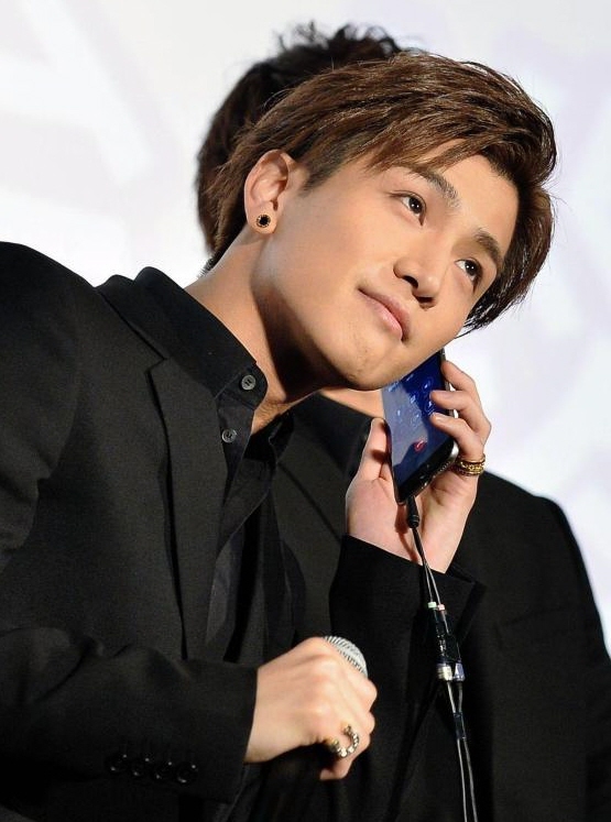 壇上で電話をする岩田剛典＝東京・丸の内ピカデリー（撮影・園田高夫）