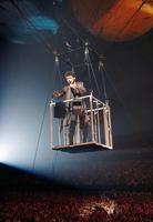 気球からファンに歓声に応える平井堅＝東京・代々木第一体育館