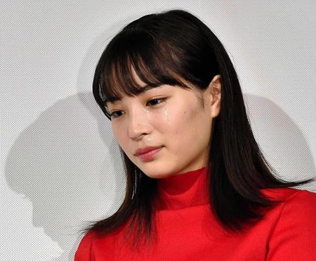 　小泉徳宏監督の言葉に感激し涙を流す広瀬すず＝ヒューマントラストシネマ渋谷