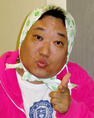 「ひょっとコメディーｖｏｌ．７～オフィスでピュ～～」の会見を行った烏川耕一＝大阪市内