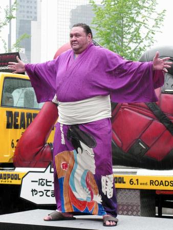 映画「ＤＥＡＤＰＯＯＬ」の巨大フィギュアを背に、ポーズを取る曙太郎＝大阪市内