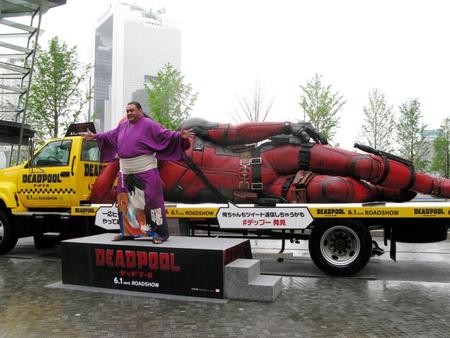 映画「ＤＥＡＤＰＯＯＬ」の巨大フィギュアを背に、ポーズを取る曙太郎＝大阪市内