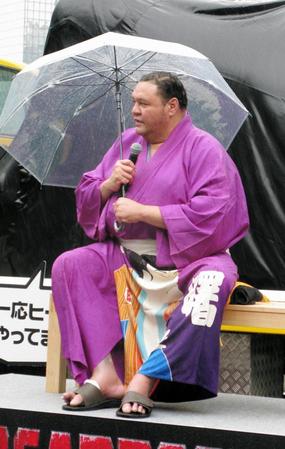 映画「ＤＥＡＤＰＯＯＬ」のトークショーを行った曙太郎。右足には包帯が巻かれている＝大阪市内