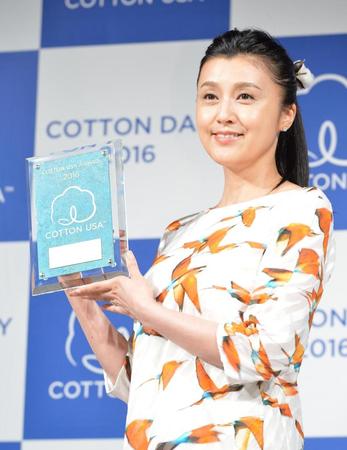 「ＣＯＴＴＯＮ　ＵＳＡ　ＡＷＡＲＤ２０１６」を受賞した藤原紀香