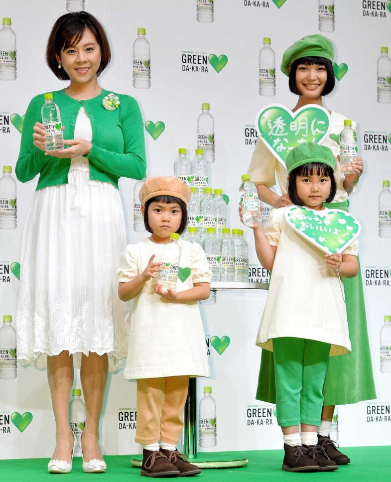 　ＧＲＥＥＮ　ＤＡ・ＫＡ・ＲＡを手にポーズをとる（左から）高橋真麻、ムギちゃん、グリーンダカラちゃん、おとなダカラちゃん＝東京・六本木のグランドハイアット東京（撮影・西岡正）