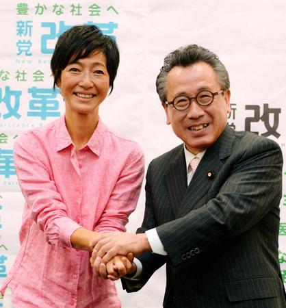 　新党改革の公認候補となり、荒井代表（右）と握手する高樹沙耶氏