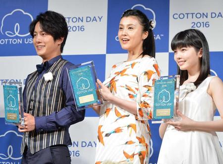 　「ＣＯＴＴＯＮ　ＵＳＡ　ＡＷＡＲＤ２０１６」を受賞した（左から）溝端淳平、藤原紀香、小芝風花