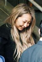 警視庁麻布署を出る脇坂英理子容疑者＝９日午後