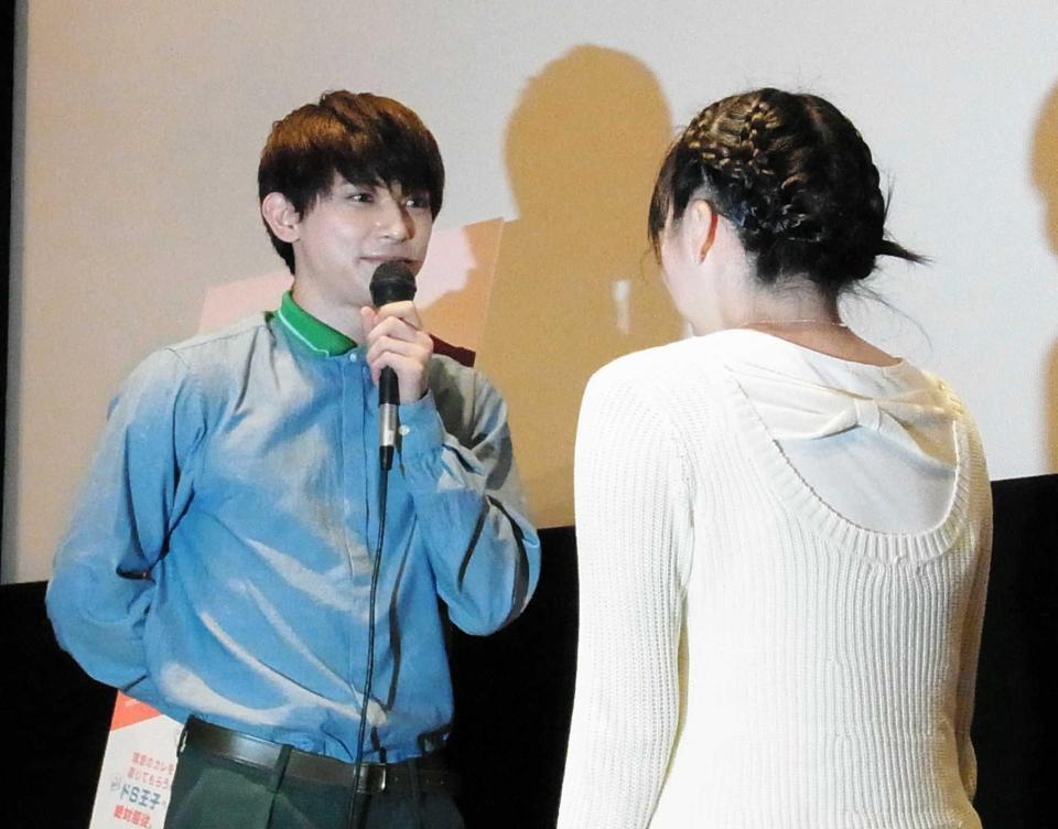 　じゃんけん大会を勝ち抜いたファンに劇中の胸キュンせりふを言う吉沢亮（左）＝東京・内幸町のワーナー試写室