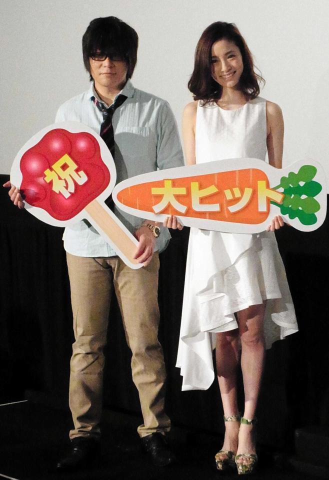 　舞台あいさつした森川智之（左）と上戸彩＝東京・六本木