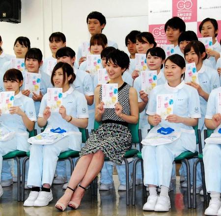 姉が看護士であることを明かした剛力彩芽（前列中央）＝東京医療保健大学五反田キャンパス