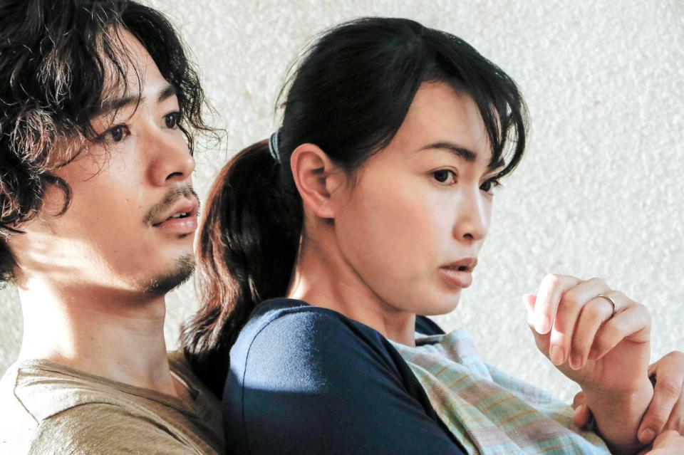 　思いを寄せる年下の男性役の成田凌（左）に後ろから抱かれる長谷川京子