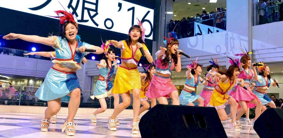 　卒業公演へ向けダイエット宣言したモーニング娘。’１６の鈴木香音（左）＝東京・池袋（撮影・田村亮介）