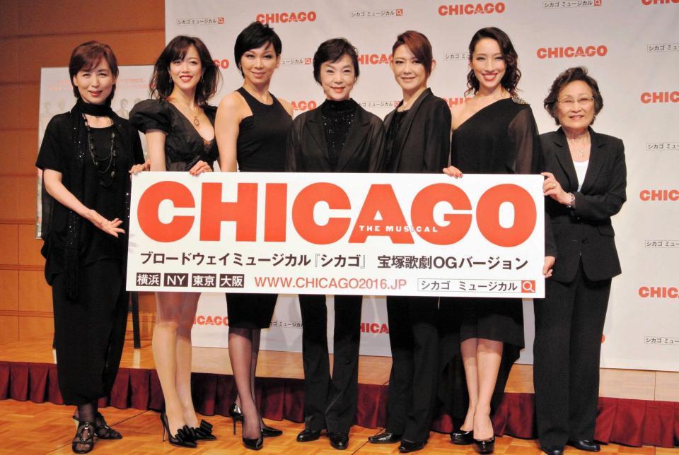 　ＮＹ公演へ向けて意気込みを語った湖月わたる、峰さを理、姿月あさと（左から３～５人目）＝東京・麻布台