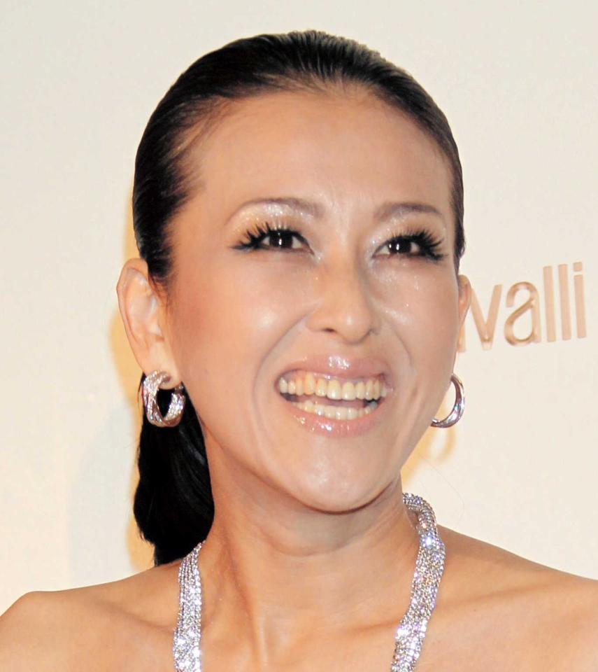 タレントの岡本夏生