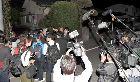 蜷川幸雄さんの自宅前に集まった報道陣　