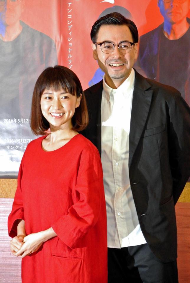 　会見でも息ピッタリの掛け合いを見せた大島優子と鈴木浩介＝東京・本多劇場