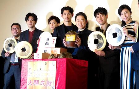 初日舞台あいさつを行った（左から）中村義洋監督、松田龍平、千葉雄大、瑛太、阿部サダヲ、妻夫木聡、竹内結子＝東京・有楽町