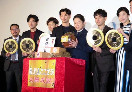 初日舞台あいさつを行った（左から）中村義洋監督、松田龍平、千葉雄大、瑛太、阿部サダヲ、妻夫木聡、竹内結子＝東京・有楽町