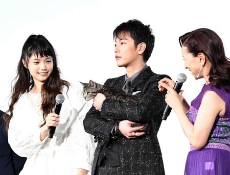 共演した猫のパンプくんと初日あいさつを行った（左から）宮崎あおい、佐藤健、原田美枝子＝ＴＯＨＯシネマズ六本木ヒルズ