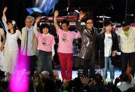 アンコールまで盛り上がる森山良子、南こうせつ、コロッケ＝日比谷野外音楽堂