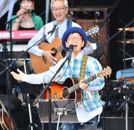 第２５回を数える恒例のステージ「ＧＲＥＥＮ　ＰＡＲＡＤＩＳＥ」を盛り上げる南こうせつ＝日比谷野外音楽堂