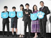 猫のパンプくんと初日あいさつを行った（左から）永井聡監督、濱田岳、宮崎あおい、佐藤健、原田美枝子、奥田瑛二＝ＴＯＨＯシネマズ六本木ヒルズ
