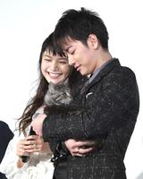 共演した猫のパンプくんと初日あいさつを行った宮崎あおいと佐藤健＝ＴＯＨＯシネマズ六本木ヒルズ