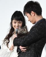 猫のパンプくんにデレデレの佐藤健（右）と宮崎あおい＝ＴＯＨＯシネマズ六本木ヒルズ