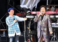 第２５回を数える恒例のステージ「南こうせつＧＲＥＥＮ　ＰＡＲＡＤＩＳＥ」に駆けつけたゲストのコロッケ＝日比谷野外音楽堂