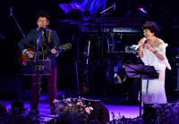 第２５回を数える恒例のステージ「南こうせつＧＲＥＥＮ　ＰＡＲＡＤＩＳＥ」ゲストの森山良子とデュエットで聴かせる南こうせつ＝日比谷野外音楽堂