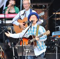 第２５回を数える恒例のステージ「ＧＲＥＥＮ　ＰＡＲＡＤＩＳＥ」を盛り上げる南こうせつ＝日比谷野外音楽堂