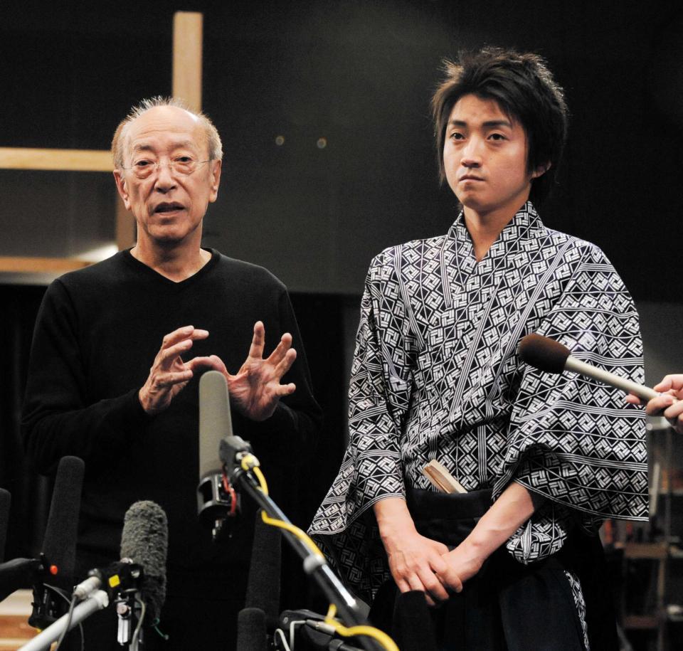 舞台「ムサシ」で稽古後に会見する蜷川幸雄さん（左）と藤原竜也＝２０１０年４月１２日