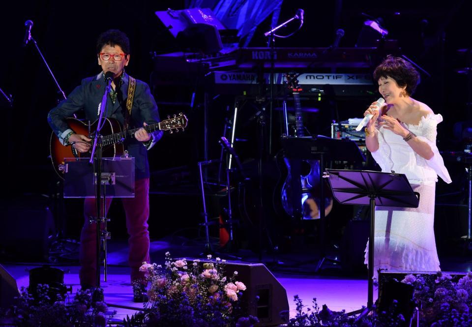 第２５回を数える恒例のステージ「南こうせつＧＲＥＥＮ　ＰＡＲＡＤＩＳＥ」ゲストの森山良子とデュエットで聴かせる南こうせつ＝日比谷野外音楽堂