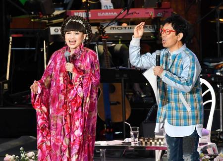 　客席と一緒になって大合唱した黒柳徹子（左）と南こうせつ＝日比谷野外音楽堂（撮影・田村亮介）