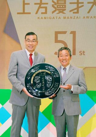 　第５１回上方漫才大賞に選ばれた「オール阪神・巨人」＝大阪市