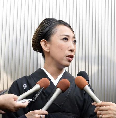 　取材に応じる蜷川実花さん＝青山葬儀所（撮影・田村亮介）