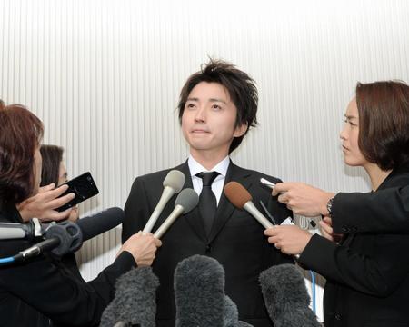 囲み会見で蜷川幸雄さんとの思い出を語る藤原竜也＝青山葬儀所（撮影・開出牧）