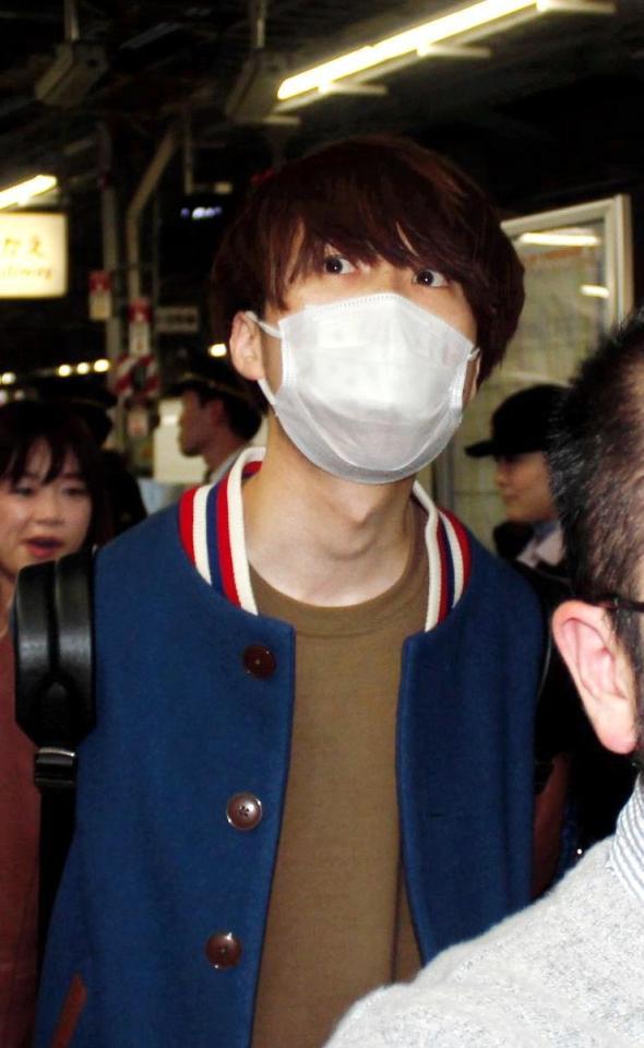 　関係者にガードされながら新幹線のホームを歩く川谷絵音＝新大阪駅