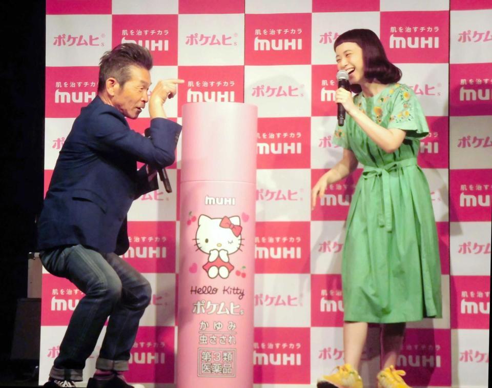 　間寛平（左）から“演技指導”を受ける三戸なつめ＝都内