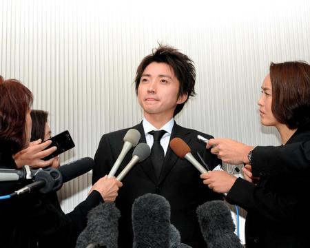 　囲み会見で蜷川さんとの思い出を語る藤原竜也　