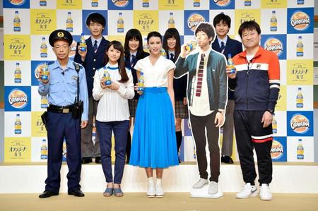 　新ＣＭ発表会に参加した（前列左から）小峠英二、木村文乃、サロメ・デ・マート、坂口健太郎（パネル）、佐藤二朗＝東京・渋谷ヒカリエホール